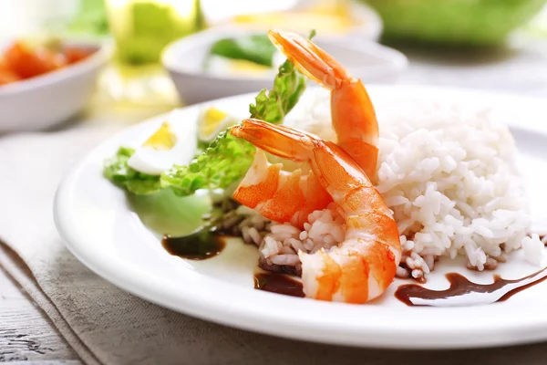 Arroz hervido con gambas servido en la mesa, primer plano — Foto de Stock