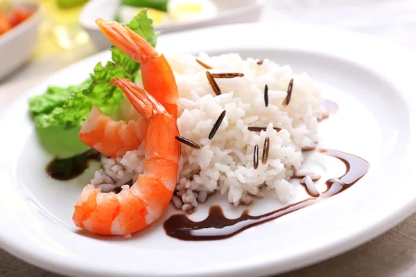 Boiled rice with shrimps served on table, close-up — Stock Photo, Image