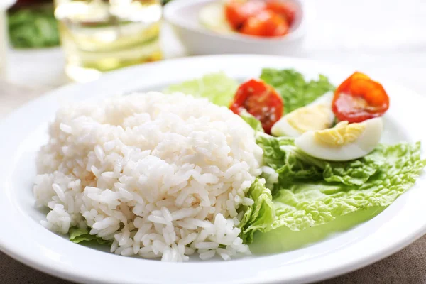 Gekookte rijst geserveerd op tafel, close-up — Stockfoto