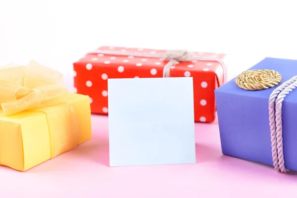 Caixas coloridas com cartão de saudação — Fotografia de Stock