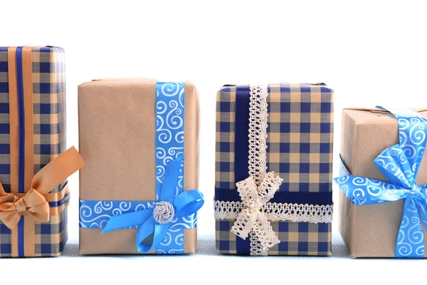 Geschenkboxen auf hellblauem, unebenem Hintergrund — Stockfoto