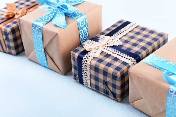 Cajas de regalo sobre fondo irregular azul claro — Foto de Stock