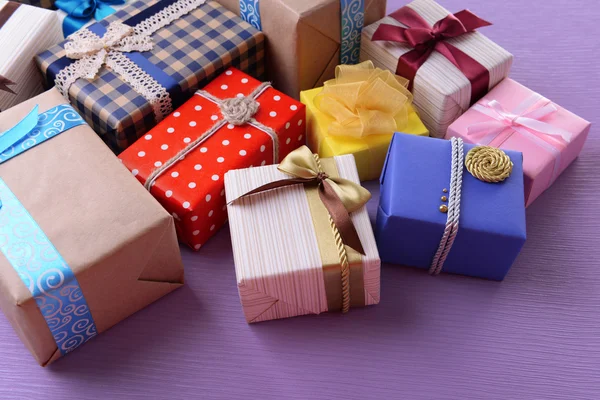 Renkli hediyeler yığını — Stok fotoğraf