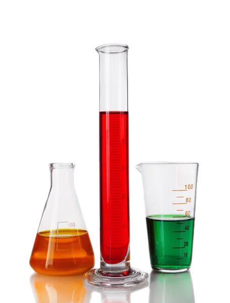 Reagenzglas und Kolben mit bunter Flüssigkeit auf hellem Hintergrund — Stockfoto