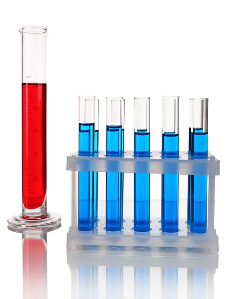 Tubos de ensayo en recipiente con líquido azul y rojo sobre fondo claro — Foto de Stock