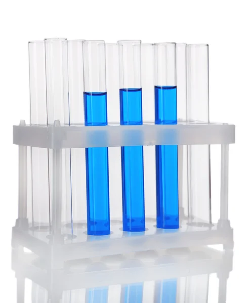 Tubos de ensaio em recipiente com fluido colorido isolado sobre branco — Fotografia de Stock
