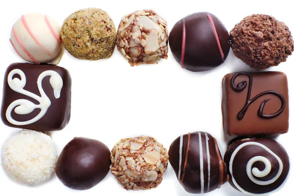 Groupe de bonbons au chocolat sucré isolé sur fond blanc — Photo