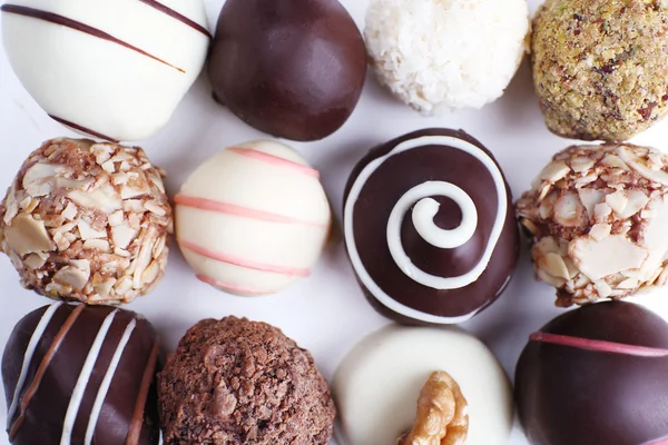 Assortiment de chocolats sur fond blanc — Photo