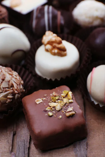 Muchos chocolates en madera — Foto de Stock