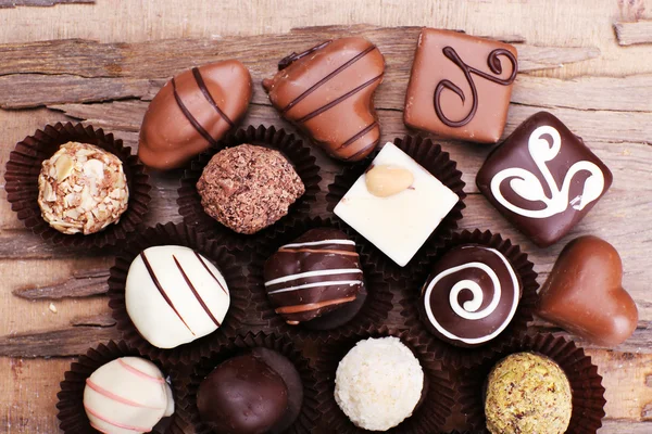 Ahşap üzerine birçok çikolata — Stok fotoğraf