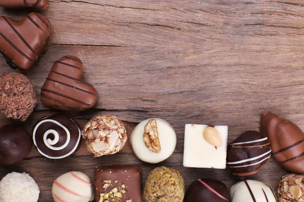 Gruppo di dolci su fondo strutturato in legno — Foto Stock