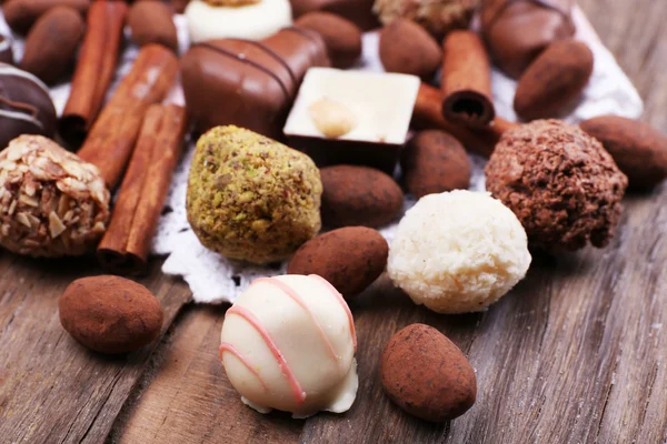 Разнообразные сладкие конфеты — стоковое фото