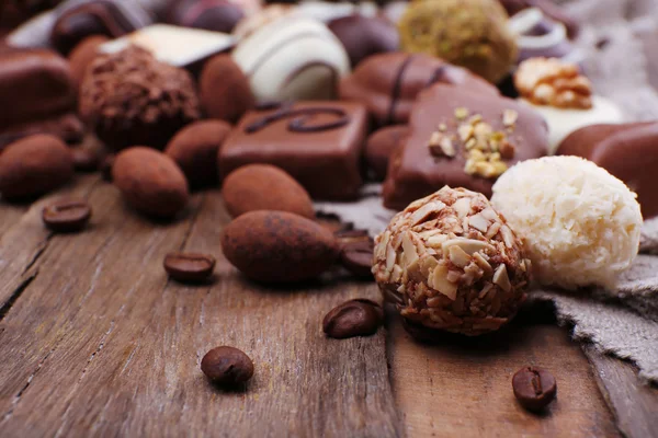 Verschillende pralines met koffie bonen — Stockfoto