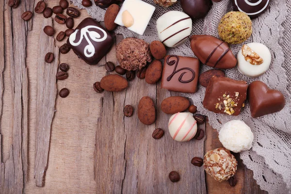 Verschillende pralines met koffie bonen — Stockfoto