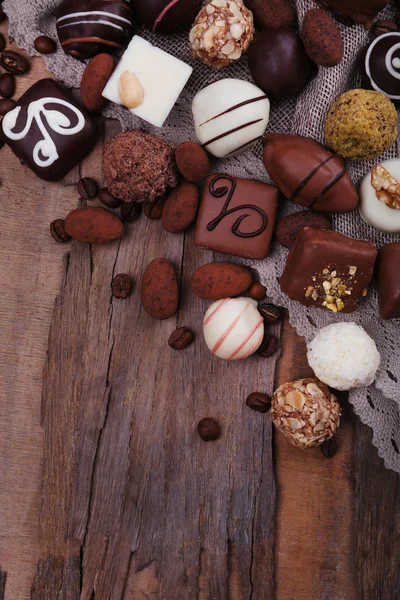 Verschiedene Pralinen mit Kaffeebohnen — Stockfoto