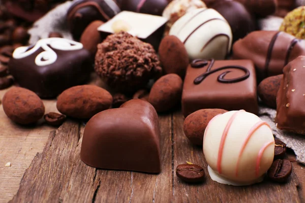 Chocolates diferentes con granos de café — Foto de Stock