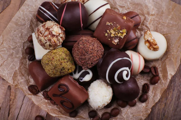 Chocolates assorted em papel crumble — Fotografia de Stock