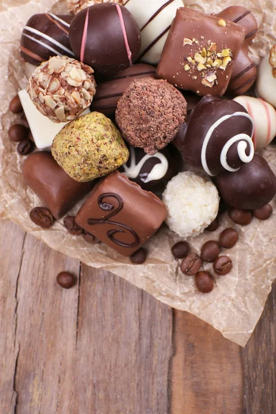 Шоколадні цукерки, асорті на крихкому папері — стокове фото