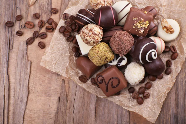 Cioccolatini assortiti su carta frantumata — Foto Stock