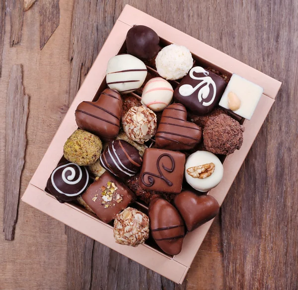 Doos gevuld met chocolade — Stockfoto