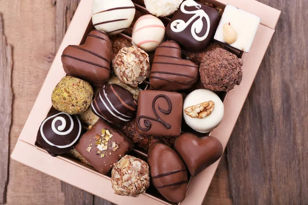 Pudełko wypełnione czekoladki — Zdjęcie stockowe