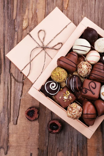 Çikolata ile dolu kutu — Stok fotoğraf