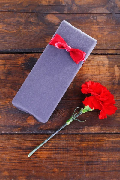 Present box with red carnation — Stock Photo, Image