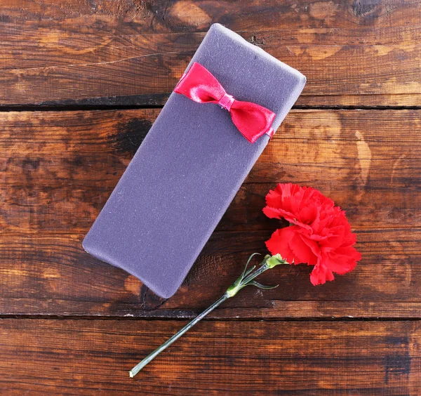 Present box with red carnation — Stock Photo, Image