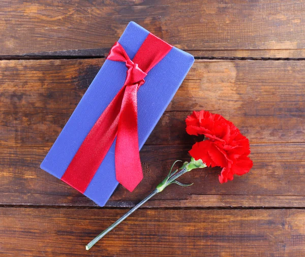 Caja de regalo con clavel rojo —  Fotos de Stock