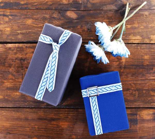 Due scatole regalo con fiori su sfondo di legno — Foto Stock