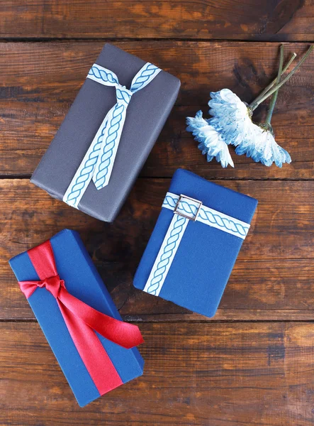 Tre scatole regalo con fiori su sfondo di legno — Foto Stock