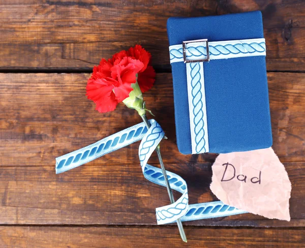 Glücklicher Vatertag mit Geschenkbox — Stockfoto