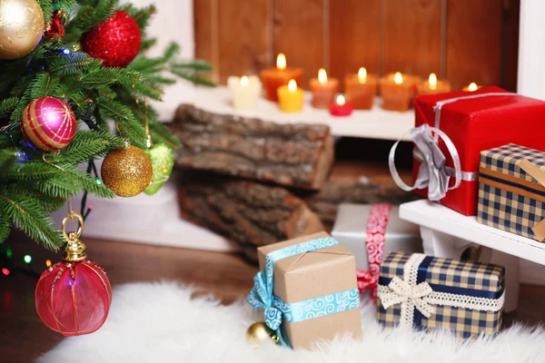 Kominek z dekoracjami świątecznymi — Zdjęcie stockowe
