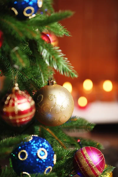 Chimenea con decoraciones de Navidad — Foto de Stock