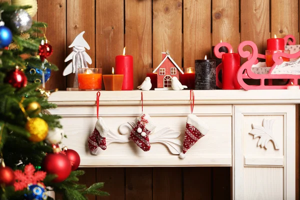 Chimenea con decoraciones de Navidad — Foto de Stock