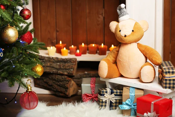 Ours en peluche avec cadeaux — Photo