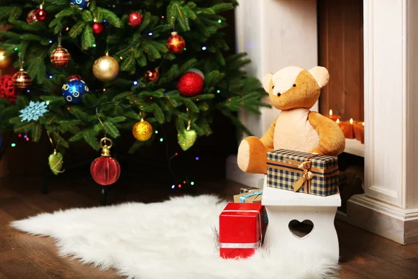 Мишка Тедди с подарками — стоковое фото