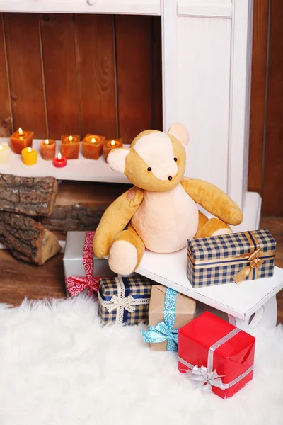 Teddybeer met geschenken — Stockfoto