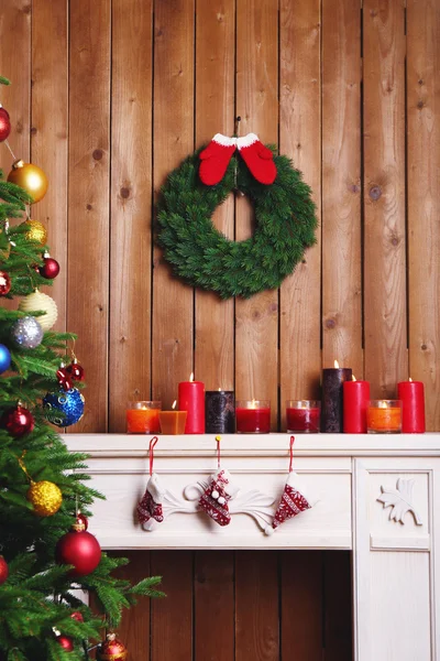 Chimenea con decoraciones de Navidad — Foto de Stock