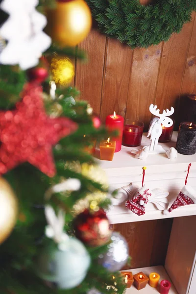 有圣诞装饰品的壁炉 — 图库照片