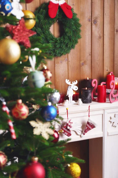 Camino con decorazioni natalizie — Foto Stock