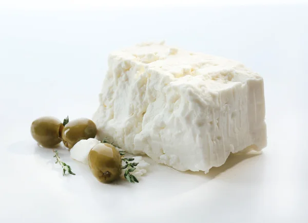 Сыр фета изолирован на белом — стоковое фото