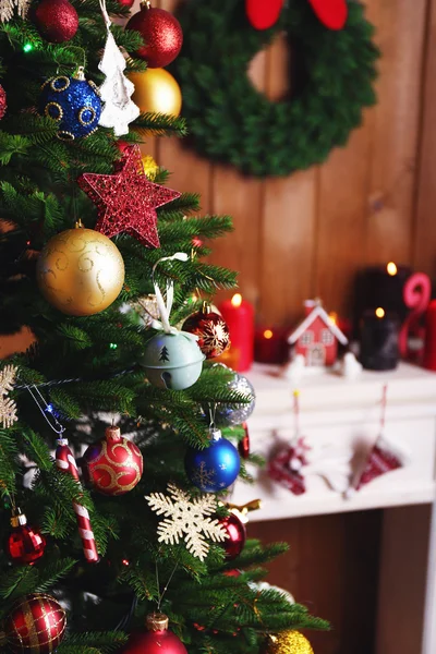 Kominek z dekoracjami świątecznymi — Zdjęcie stockowe