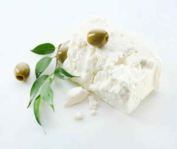 Feta peyniri beyaza izole edilmiş. — Stok fotoğraf