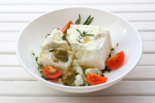 Feta-Käse auf Holztisch — Stockfoto