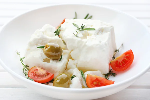 Sýr Feta na dřevěný stůl — Stock fotografie