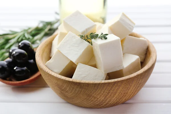 Queijo feta na mesa — Fotografia de Stock