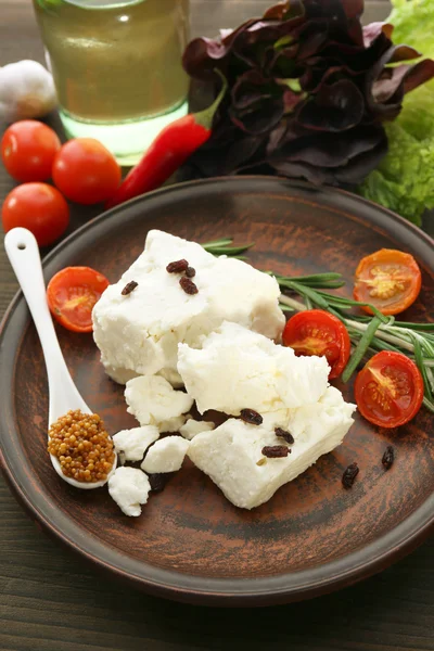 Feta-Käse auf dem Tisch in Großaufnahme — Stockfoto