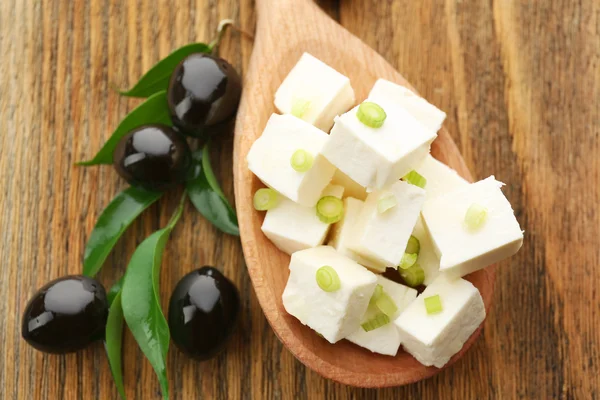 Feta-Käse auf dem Tisch in Großaufnahme — Stockfoto