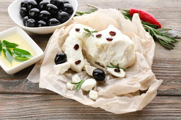 Queso feta en la mesa —  Fotos de Stock